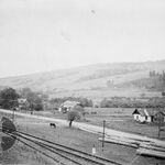 Komańcza, widok wsi z infrastrukturą kolejową, panorama 2b, fot. A. Bocheński, 1960, sygn. AAB_01_02_24_C