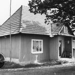 Hyżne, zagroda (1), dom, elewacja frontowa i boczna – lewa, fot. A. Bocheński, 1993, sygn. AAB_01_12_19_C
