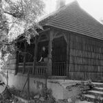 Pruchnik, ul. Kościelna 7, organistówka, widok od wsch., fot. A. Bocheński, 1981, sygn. AAB_01_10_15