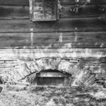 Komańcza, spichlerz (obecnie w MBL), elewacja szczytowa I, wejście do piwnicy, fot. A. Bocheński, 1960, sygn. AAB_01_02_14_C