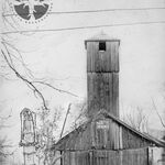 Drwinia, budynek Ochotniczej Straży Pożarnej i kapliczka Matki Boskiej z Dzieciątkiem Jezus, widok od zach., fot. A. Bocheński, 1980, sygn. AAB_01_18_04_C