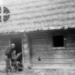 Komańcza, spichlerz (obecnie w MBL), elewacja frontowa, na zdjęciu uczestnicy prac inwentaryzacyjnych, fot. A. Bocheński, 1960, sygn. AAB_01_02_12_C