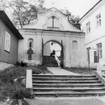 Pruchnik, ul. Kościelna, pd. brama kościelna, widok od pd., fot. A. Bocheński, 1981, sygn. AAB_01_10_44