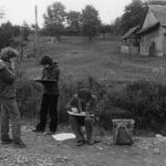 Błażowa i okolice, inwentaryzatorzy podczas dokumentacji chałupy (2), fot. A. Bocheński, 1980, sygn. AAB_01_11_029_C