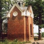 Brzozów, ul. Kościuszki 21, kapliczka Matki Boskiej od zach., fot. A. Bocheński, 2001, AAB_01_08_06_C