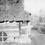 Komańcza, chyża (obecnie w MBL), elewacja tylna, fot. A. Bocheński, 1960, sygn. AAB_01_02_17_C