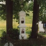 Przysietnica, kapliczka przy domu nr 557 od pn. -zach., fot. A. Bocheński, 2001, AAB_01_08_14_C