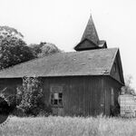 Hyżne, dom parafialny, widok od pn. -wsch., fot. A. Bocheński, 1993, sygn. AAB_01_12_04_C