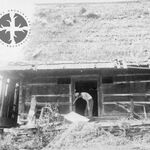 Komańcza, chyża (obecnie w MBL), elewacja frontowa, na zdjęciu uczestnicy prac inwentaryzacyjnych, fot. A. Bocheński, 1960, sygn. AAB_01_02_37_C