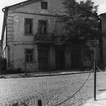 Pruchnik, ul. Rynek 2, pierzeja pn. -wsch., kamienica, elewacja pd. -wsch., fot. A. Bocheński, 1981, sygn. AAB_01_10_06