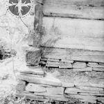 Komańcza, spichlerz (obecnie w MBL), elewacja szczytowa II, węgłowanie, fot. A. Bocheński, 1960, sygn. AAB_01_02_13_C