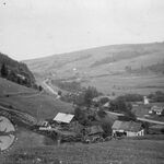 Komańcza, widok wsi z infrastrukturą kolejową, panorama 2, fot. A. Bocheński, 1960, sygn. AAB_01_19_04_C