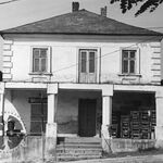 Pruchnik, ul. Rynek 25, pierzeja pd. -zach., dom, elewacja pn. -wsch., fot. A. Bocheński, 1981, sygn. AAB_01_10_52