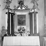 Błażowa i okolice, wnętrze kapliczki, fot. A. Bocheński, 1980, sygn. AAB_01_11_010_C