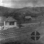 Komańcza, widok wsi z infrastrukturą kolejową, panorama 2d, fot. A. Bocheński, 1960, sygn. AAB_01_02_36_C