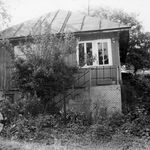 Pruchnik, ul. Długa 28, dom, widok od pd. -wsch., fot. A. Bocheński, 1981, sygn. AAB_01_10_25
