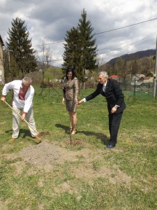 2015.4.25.  M. Bobinec, Bobríková a Protivňák pri sadení stromku