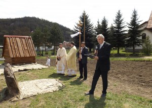 2015.4.25._TOPOLA, taj SRR Protivňák pri príhovore u tabule A.Duchnovica