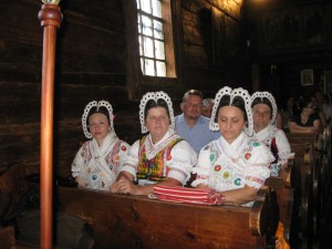Жены з групы Удольчанка з Уяка в церкви з Матысовы