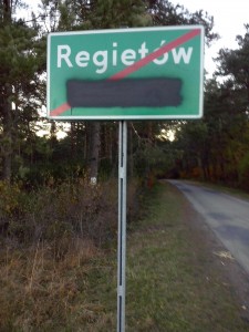 znyszczena_tablycia_regietiw