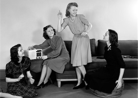 846-02793685
© ClassicStock / Masterfile
Model Release: Yes
Property Release: No
1940s FOUR TEEN GIRLS LISTENING TO MUSIC ON RADIO TALKING ONE GIRL DANCING
