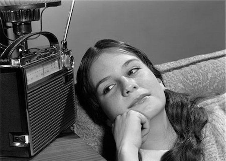 846-06112352
© ClassicStock / Masterfile
Model Release: Yes
Property Release: No
1960s TEENAGE GIRL LISTENING TO PORTABLE RADIO WISTFUL EXPRESSION INDOOR