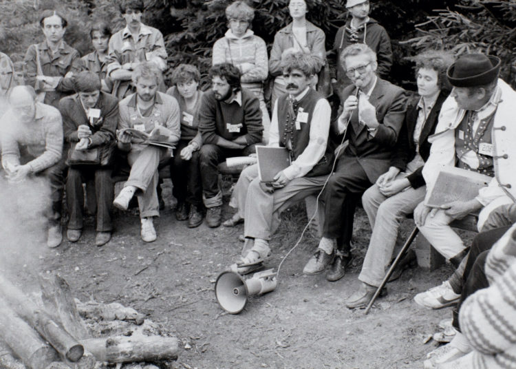 ІІ Лемківска Ватра в Чарній, 1984 р., П. Стефановскій при мікрофоні. Дальше м.ін. на ліво: П. Трохановскій, В. Грабан, Я. Трохановскій, Я. Горощак (стоіт), на право: С. Трохановска, Ф. Ґоч; фот. П. Басалыґа