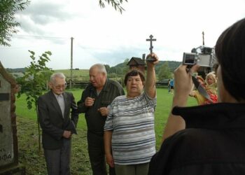«Од Русаль до Яна» в 2008 р., Стоят при памятнику жертв Талергофа од ліва П. Стефановскій (1932 - 2021), Ф. Ґоч (1929 - 2018). Талергофскій крест (артефакт) презентує М. Ґоч