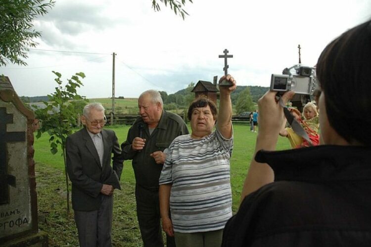 «Од Русаль до Яна» в 2008 р., Стоят при памятнику жертв Талергофа од ліва П. Стефановскій (1932 - 2021), Ф. Ґоч (1929 - 2018). Талергофскій крест (артефакт) презентує М. Ґоч