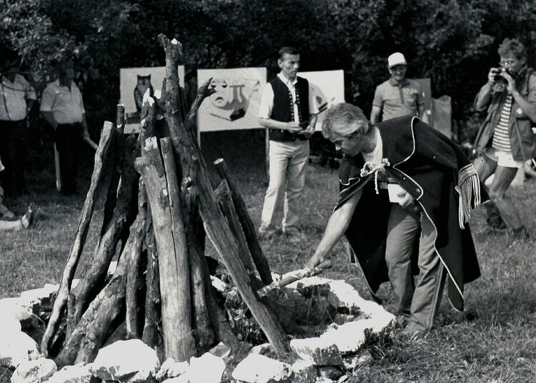 Фот. 1987 рік, В. Грабан, як Лемко Рока, розпалят Ватру в Бортным (з архіву поеты).
