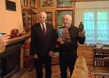 Ведучый СЛ Андрий Копча з Лавреатом Володиславом Грабаном, Воловец, 12.10.2025; фот. архів СЛ