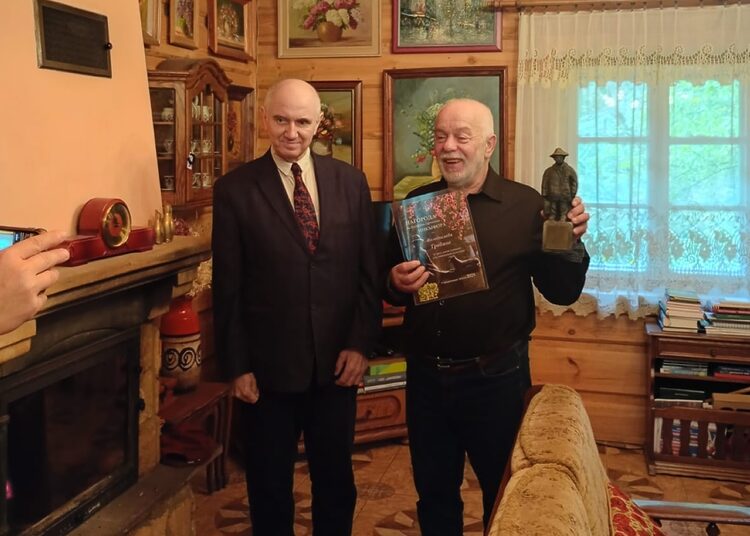 Ведучый СЛ Андрий Копча з Лавреатом Володиславом Грабаном, Воловец, 12.10.2025; фот. архів СЛ