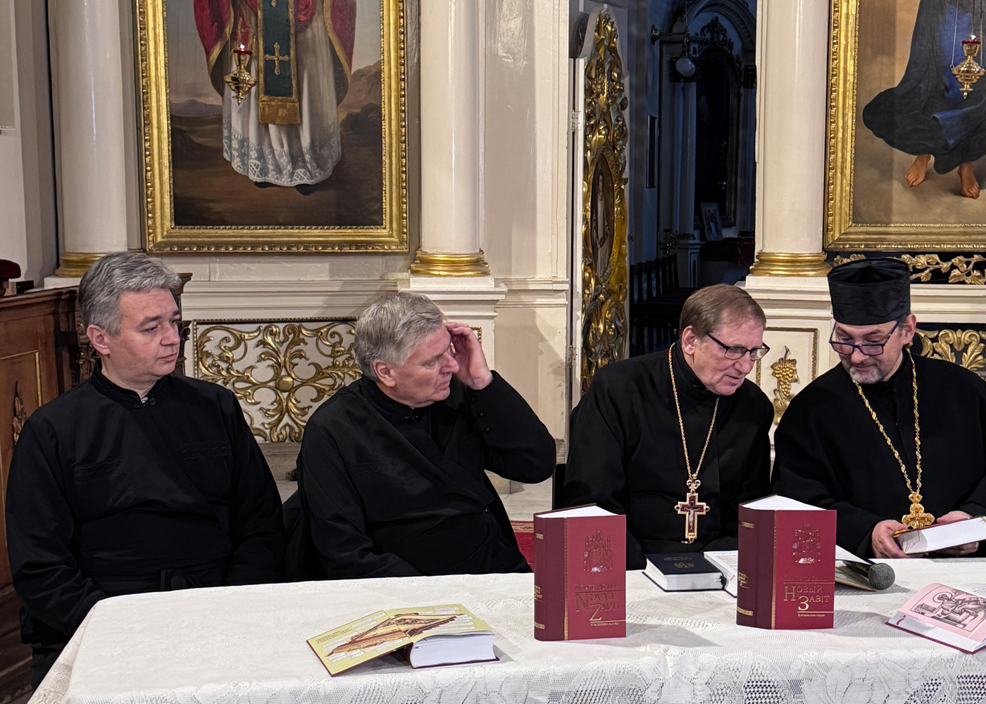 На презентації выданя Нового завіта в Катедралнім соборі св. Йоана Крестителя. Із лівого боку отець Мартін Костільник, отець Ярослав Поповець, отець Франтішек Крайняк і архімандріта Марко Дурлак.