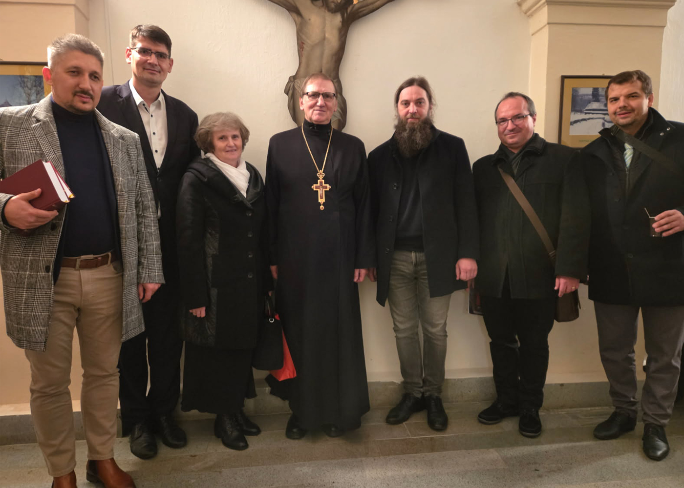 По презентації Нового завіта в просторах Архієпіскопского палаца. Із лівого боку Мартін Караш, Петро Крайняк (сыновець отця Франтішка), жена отця Франтішка Вєра, отець Франтішек, Петро Медвідь, Марек Ґай і Давід Палащак.